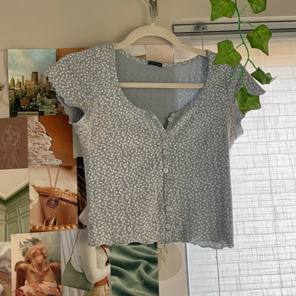 Brandy Melville blue floral zelly top